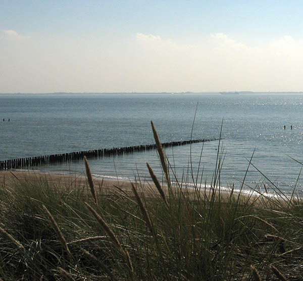 Foto van het strand bij Vlissingen als illustratie op de pagina over de Aquana serie edelsteenremedies