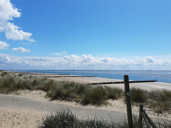Foto strand bij Vlissingen als illustratie bij de Aquana serie edelsteenremedies